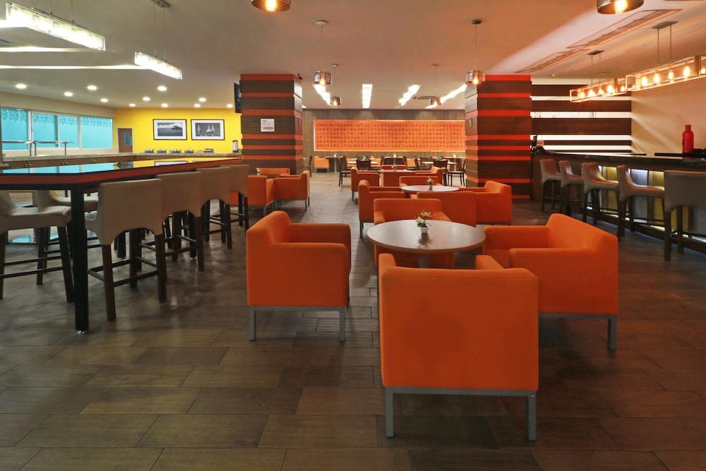 Hotel Wyndham Garden Guadalajara Acueducto à Zapopan Extérieur photo