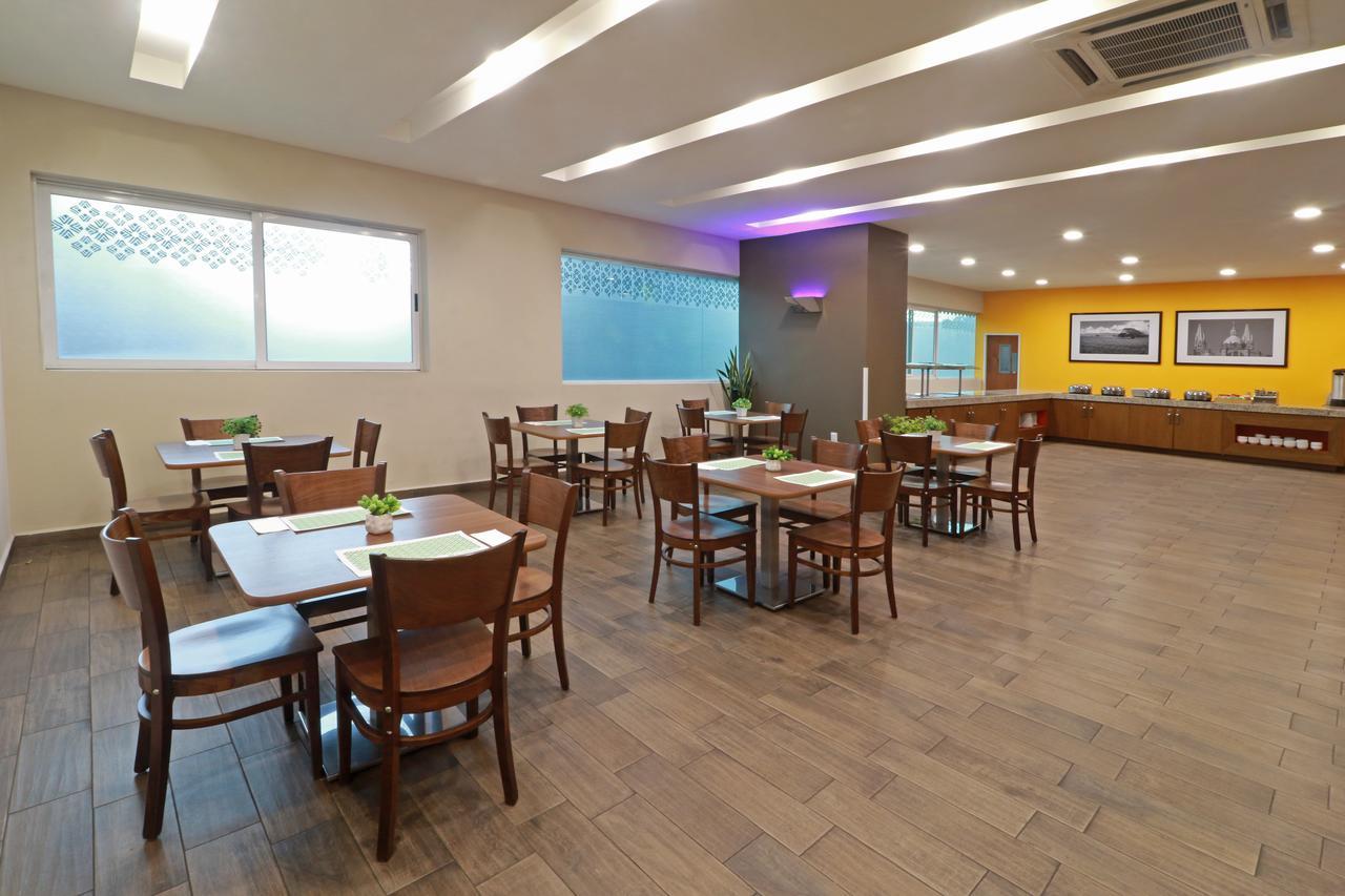 Hotel Wyndham Garden Guadalajara Acueducto à Zapopan Extérieur photo