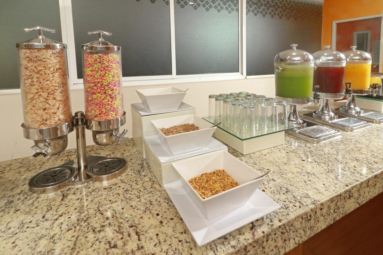 Hotel Wyndham Garden Guadalajara Acueducto à Zapopan Extérieur photo