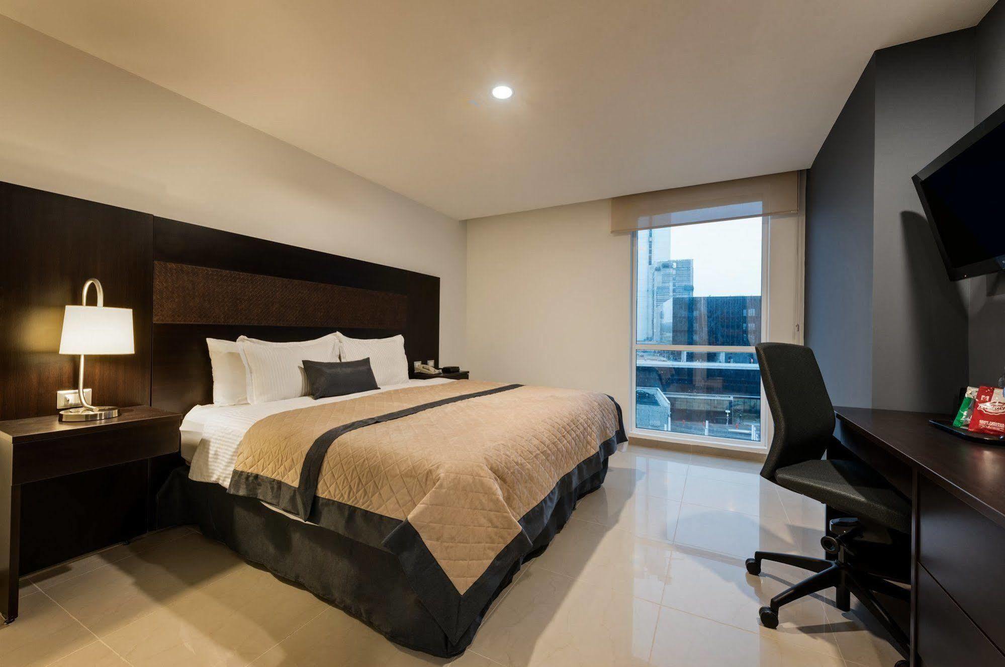 Hotel Wyndham Garden Guadalajara Acueducto à Zapopan Extérieur photo