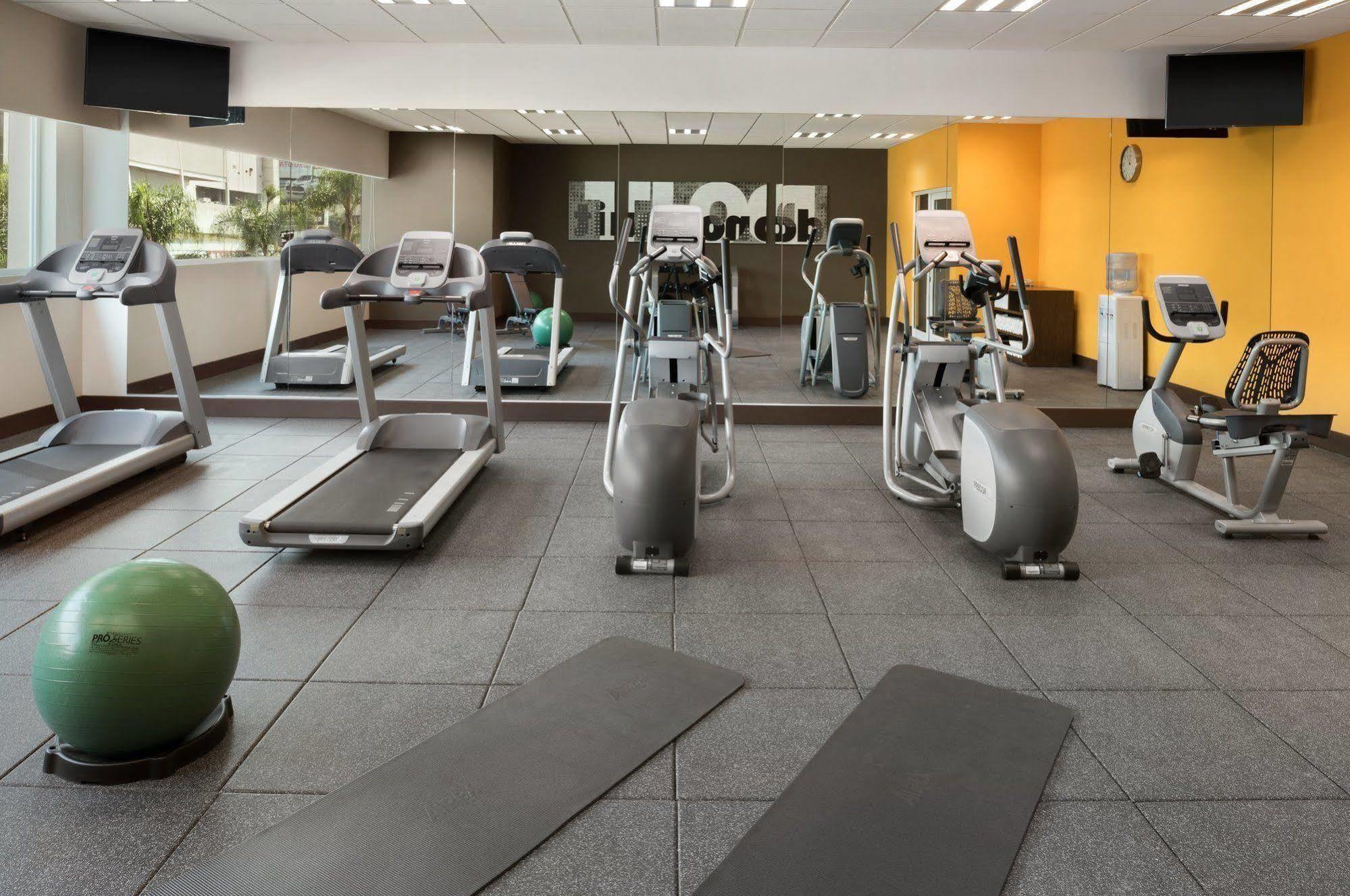 Hotel Wyndham Garden Guadalajara Acueducto à Zapopan Extérieur photo