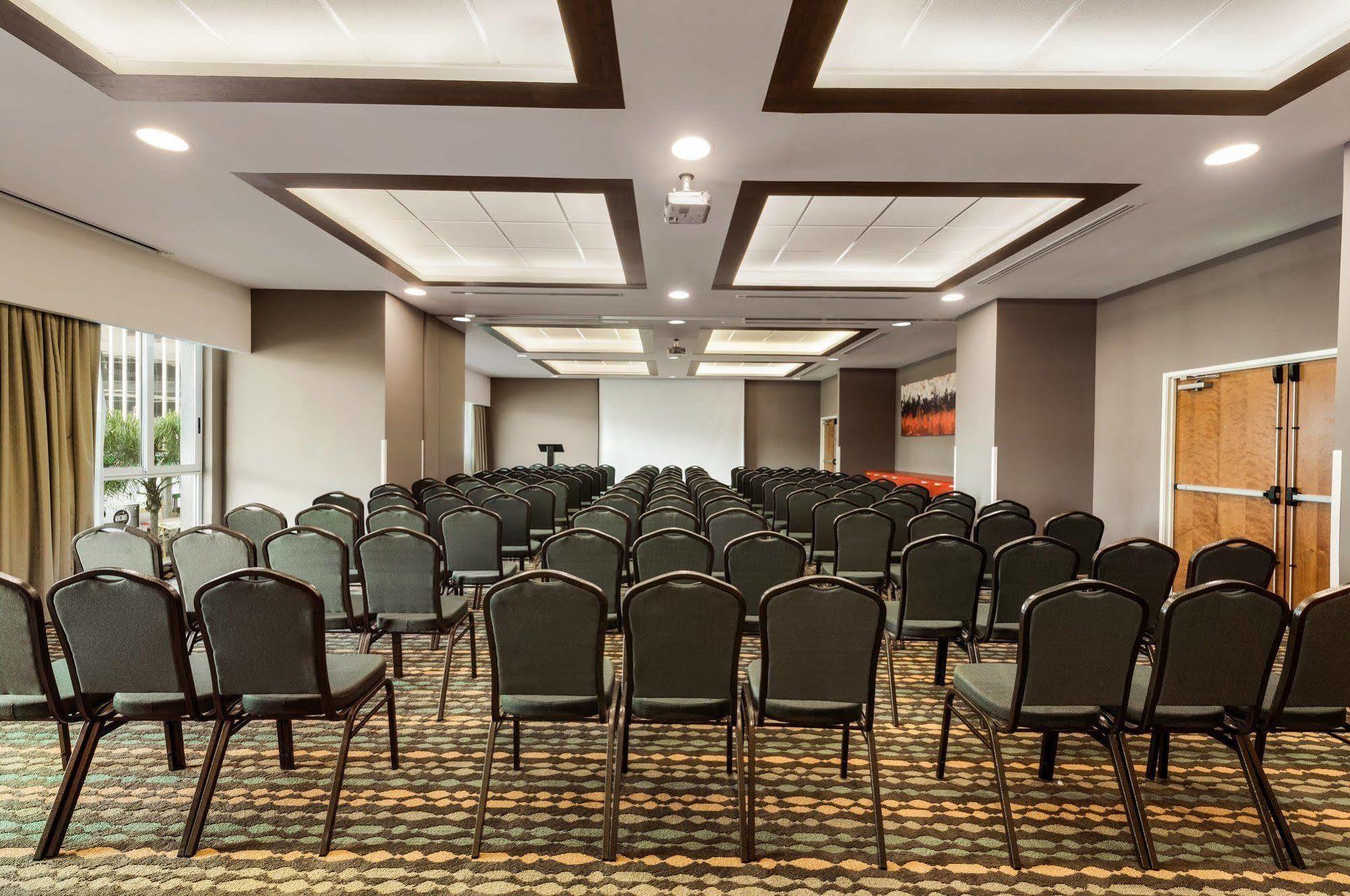 Hotel Wyndham Garden Guadalajara Acueducto à Zapopan Extérieur photo